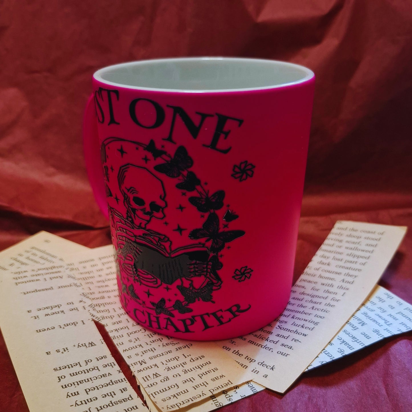 Libricina Shop | Tazza fluo "Just one more chapter"
