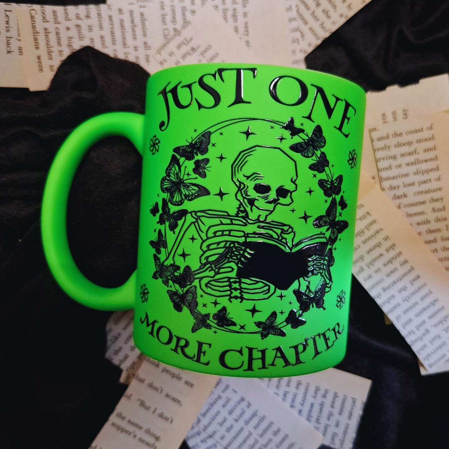 Libricina Shop | Tazza fluo "Just one more chapter"