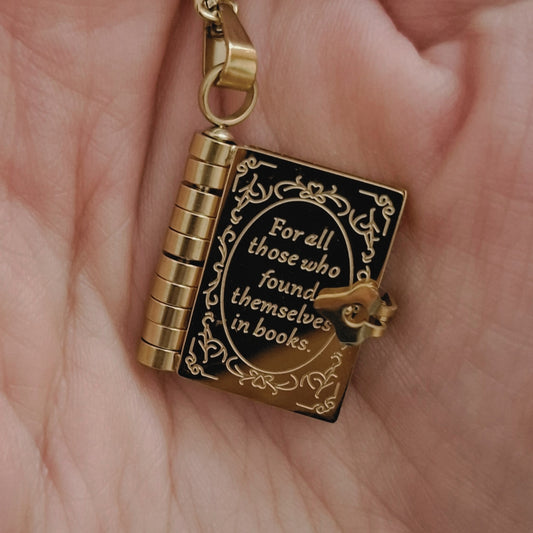 Libricina Shop | Collana vintage con ciondolo inciso a forma di libro