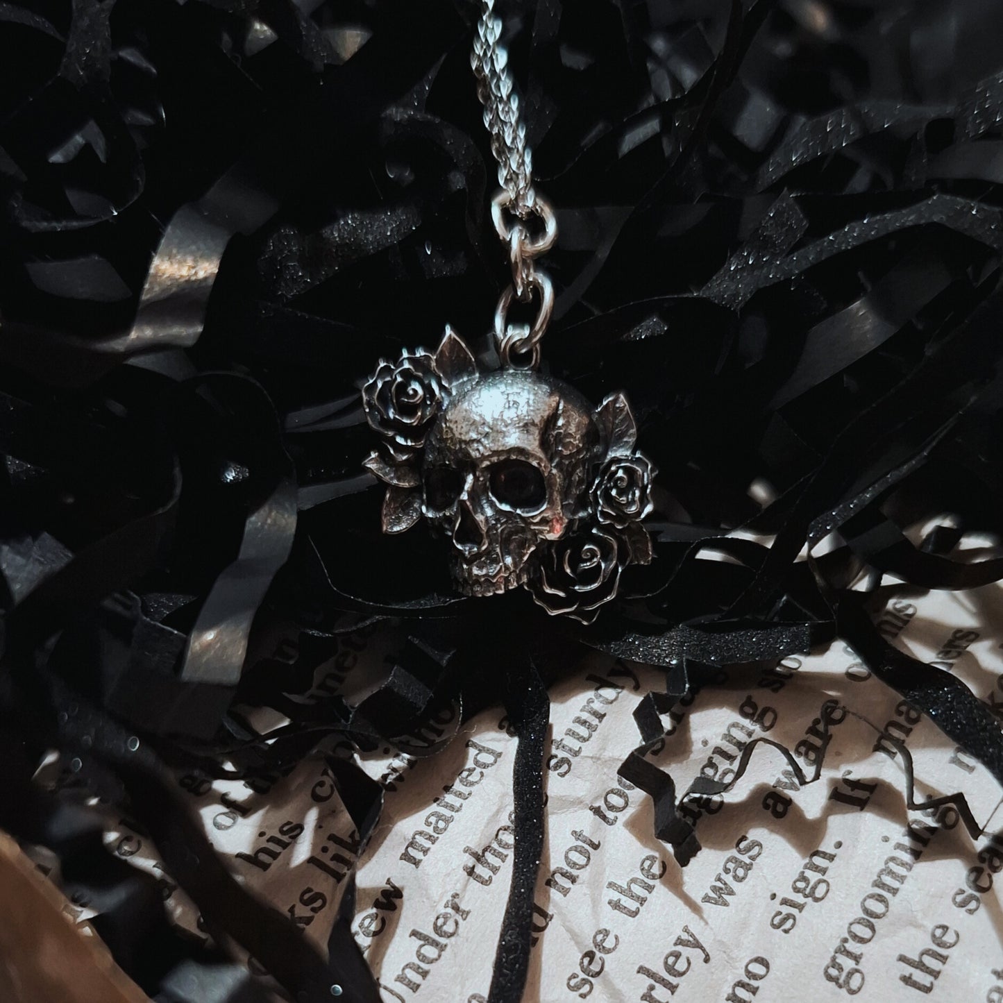 Libricina Shop | Collana in argento sterling con teschio e rose