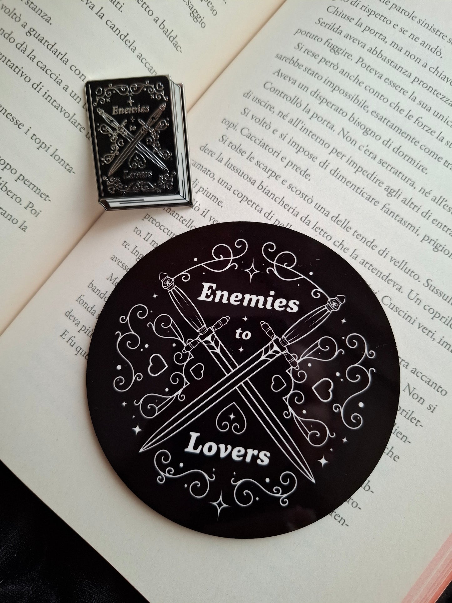 Libricina Shop | Spilla smaltata Enemies to Lovers