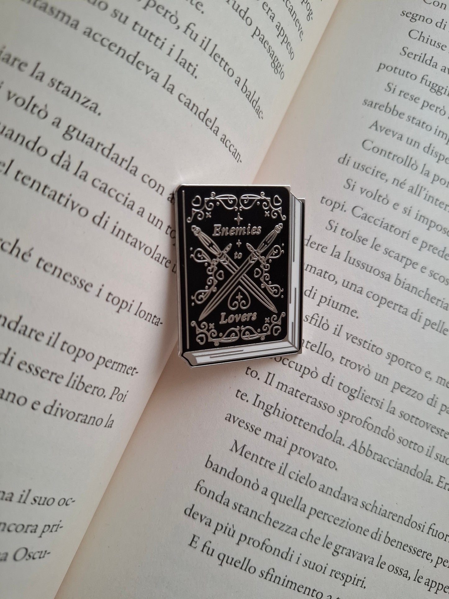 Libricina Shop | Spilla smaltata Enemies to Lovers