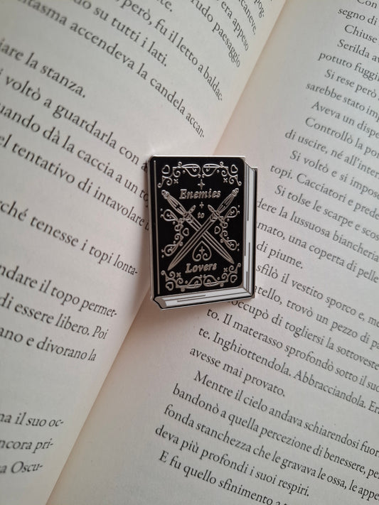 Libricina Shop | Spilla smaltata Enemies to Lovers