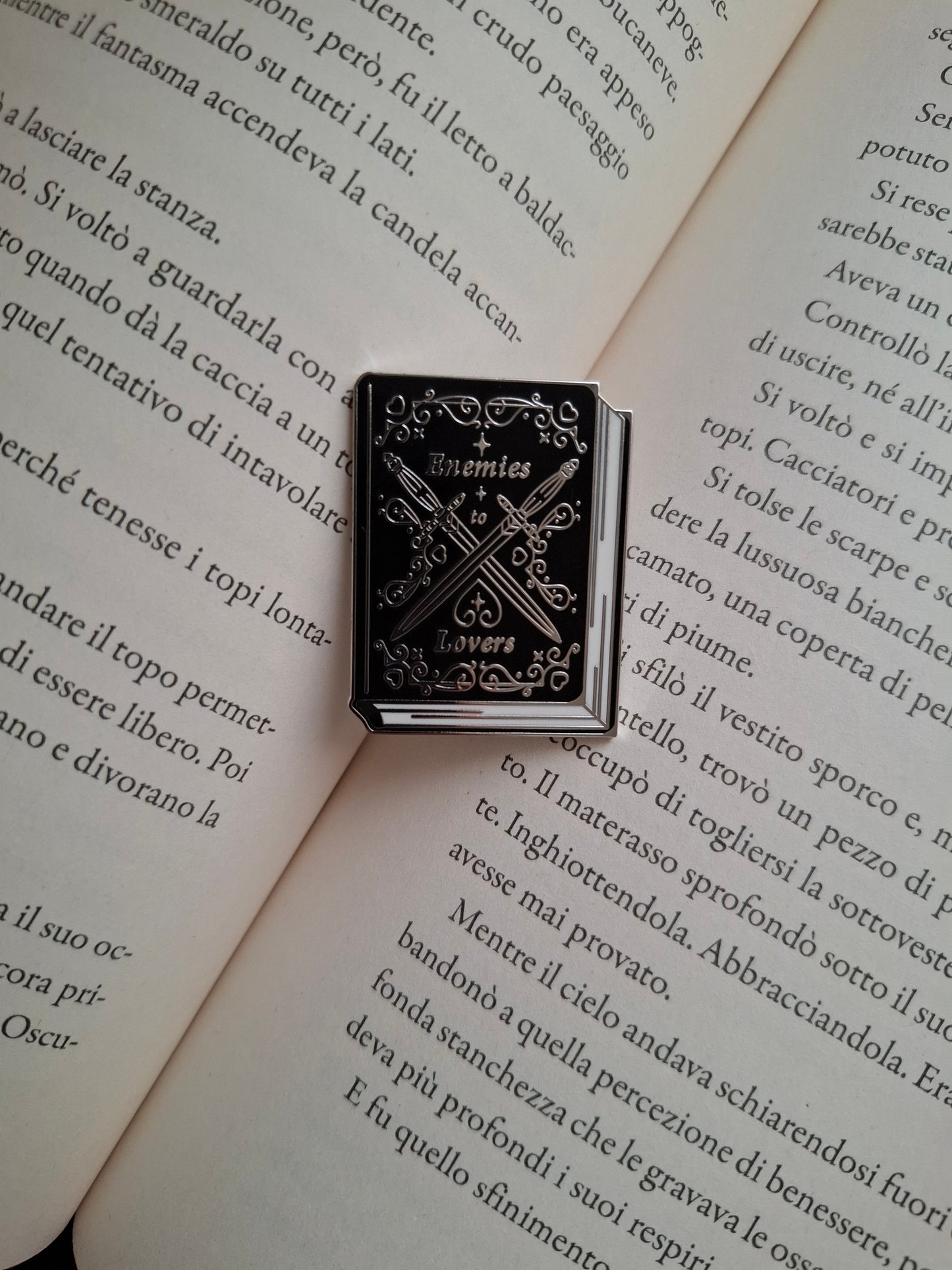 Libricina Shop | Spilla smaltata Enemies to Lovers